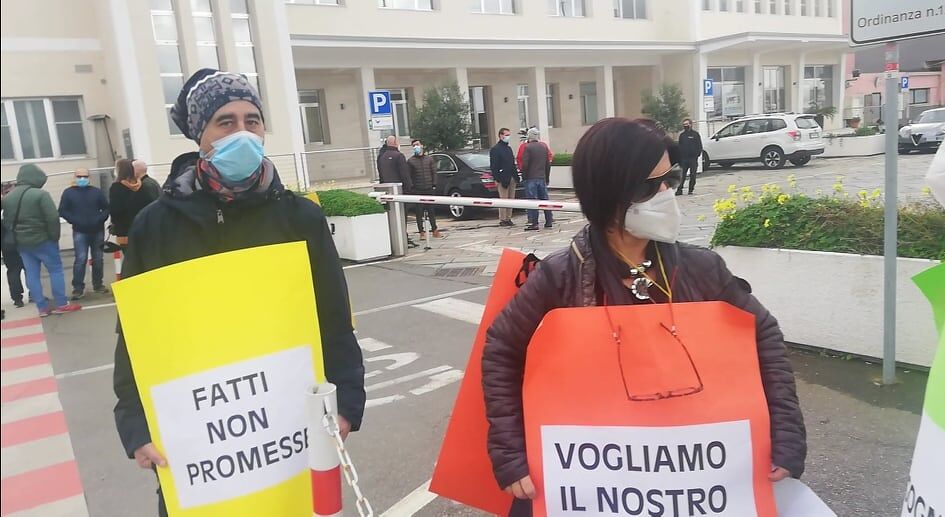 Cagliari, fermi da 17 mesi e senza la cassa integrazione: “Basta, occupiamo il porto”
