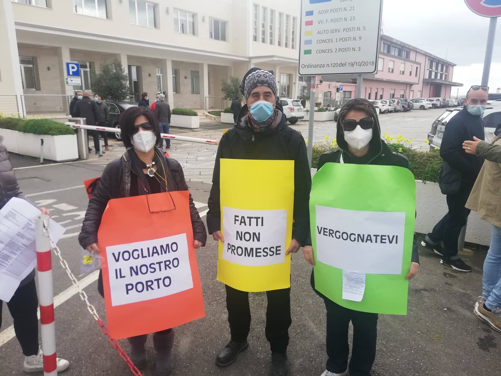 Cagliari, blitz al porto dei lavoratori disperati: “Fermi da mesi, fateci lavorare”