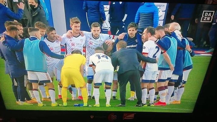 Leonardo Semplici abbraccia in cerchio i rossoblù a fine partita: il Cagliari vince e inizia un nuovo campionato