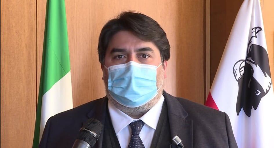 Solinas: “Ingressi controllati in Sardegna per evitare nuove ondate, il Governo sia al nostro fianco” (VIDEO)