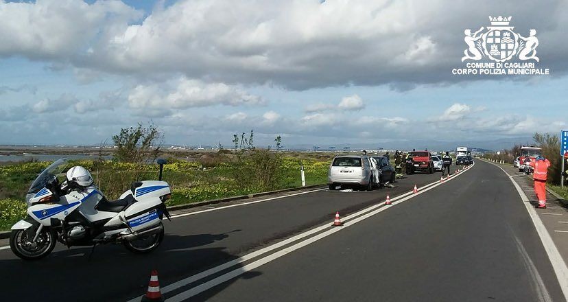 Schianto fatale con un morto e un ferito grave sulla Sulcitana, gli automobilisti: “Siamo intrappolati da più di un’ora”