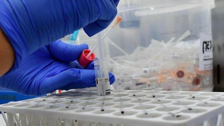 Covid, 4 città in zona rossa in Lombardia e a Napoli la scoperta di una “variante sconosciuta”