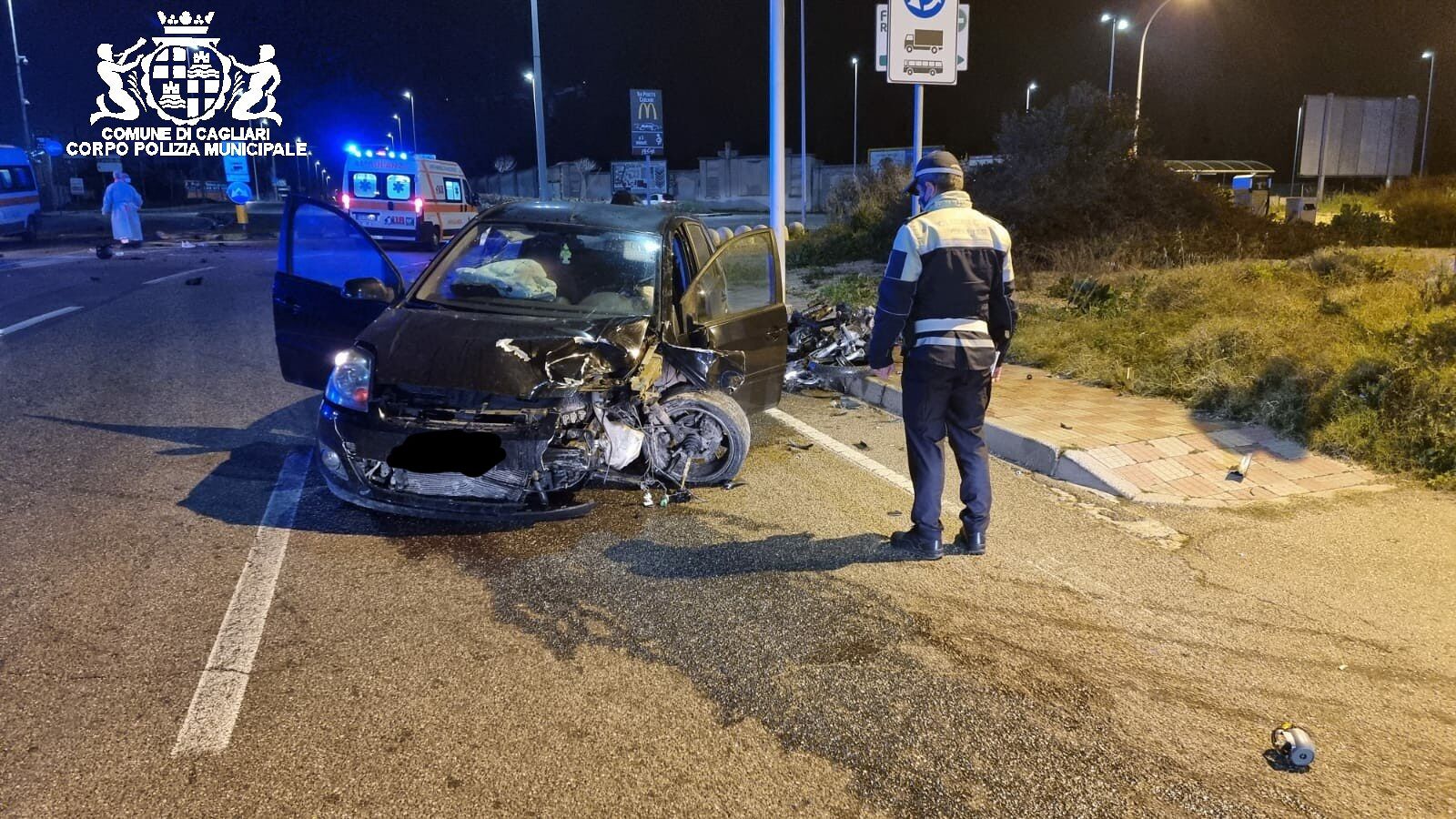 Scontro frontale nella notte in viale Monastir, due ragazzi in codice rosso