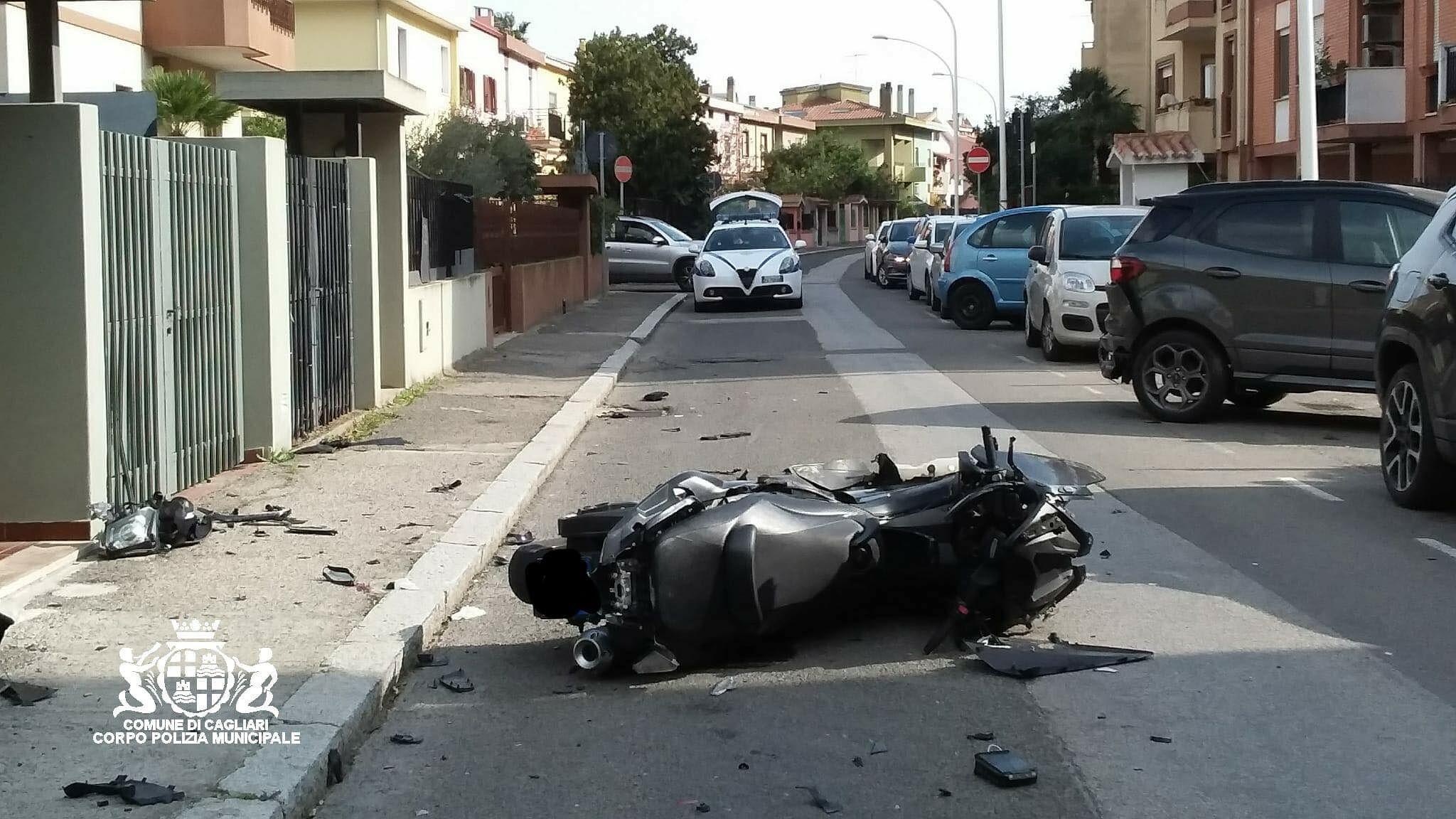 Pirri, esce in retromarcia e si scontra con una moto: centauro all’ospedale