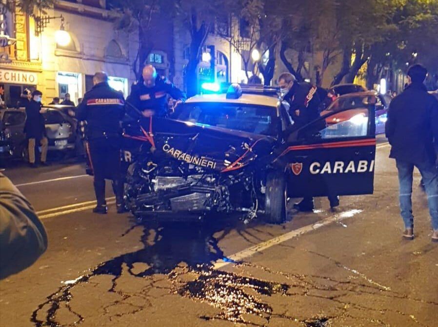 Cagliari, folle fuga in auto poi lo schianto nel Largo: 30enne pluripregiudicato in manette