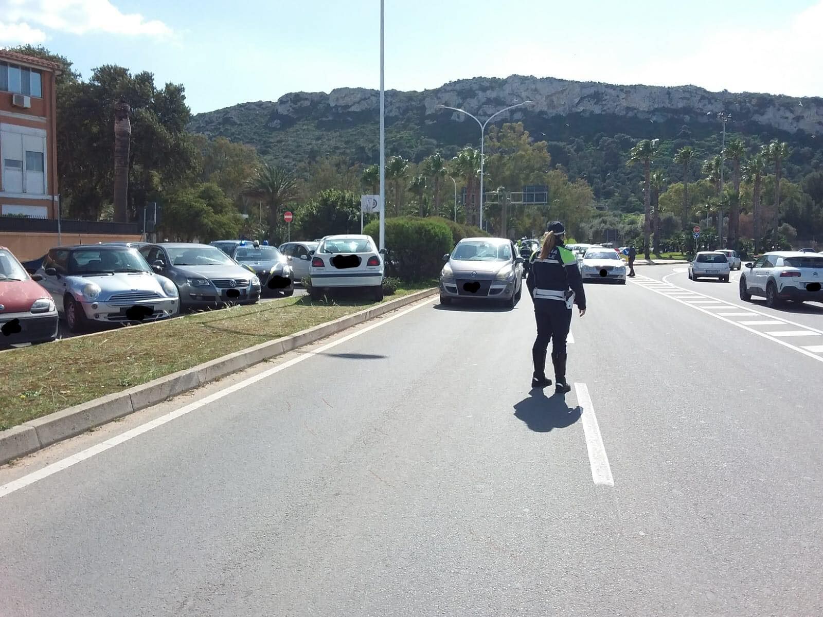 Cagliari, colto da malore alla guida perde il controllo dell’auto: soccorso e rianimato con il defibrillatore