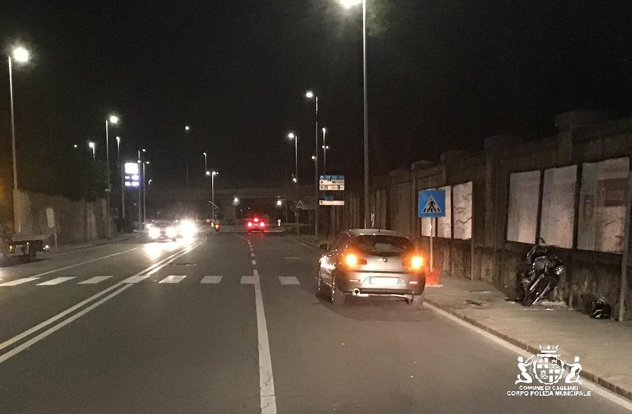 Cagliari, incidente in via Cadello: scooter contro auto, centauro all’ospedale