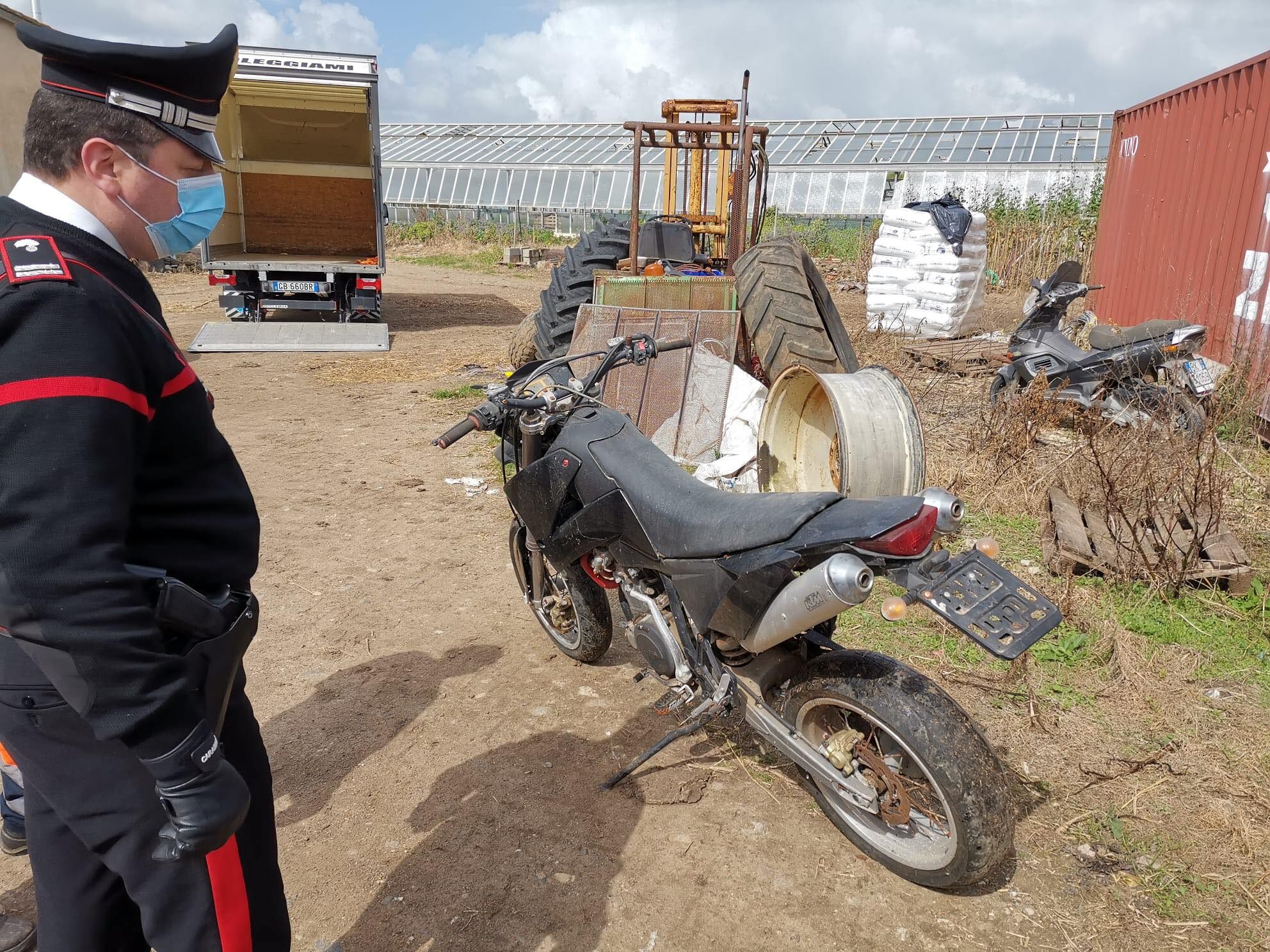 Munizioni per fucile e una moto rubata nell’azienda agricola: nei guai 57enne di Sardara