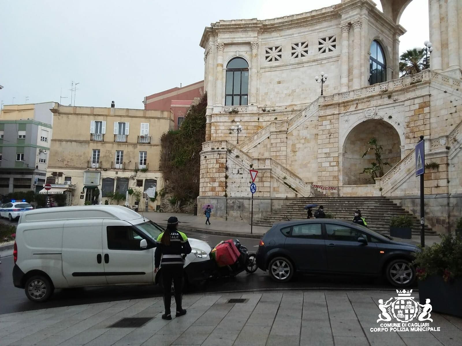 Cagliari, tamponamento a catena in piazza Costituzione: un ferito all’ospedale