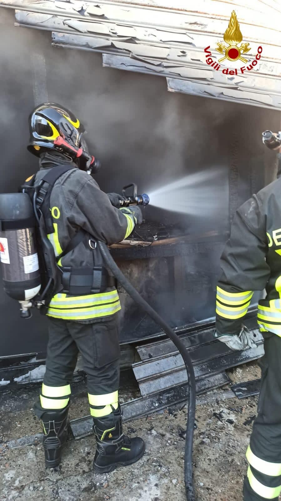 Cagliari, incendio al mercatino dell’usato: sul posto i vigili del fuoco
