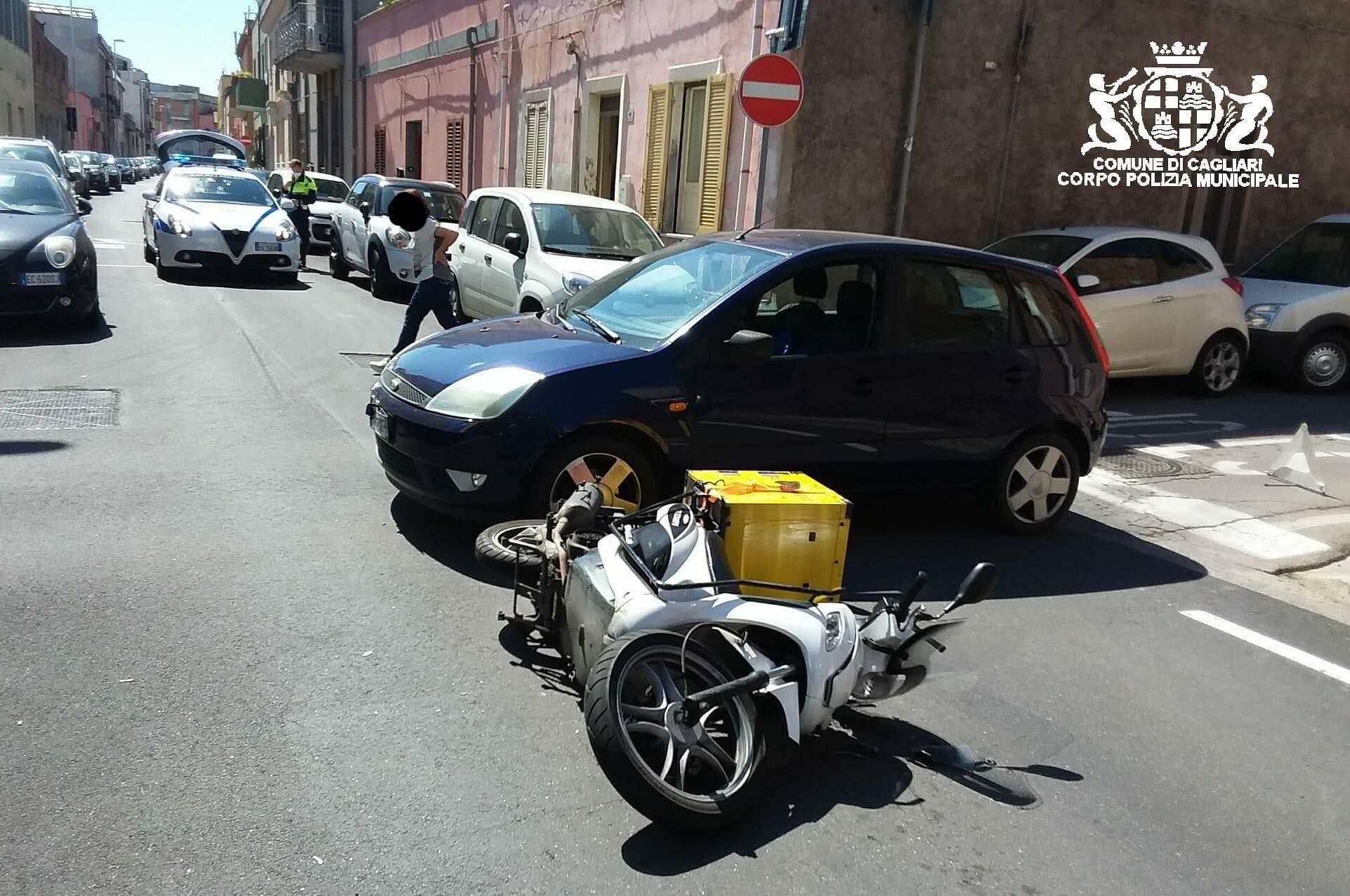 Pirri, scontro auto-scooter all’incrocio: centauro all’ospedale