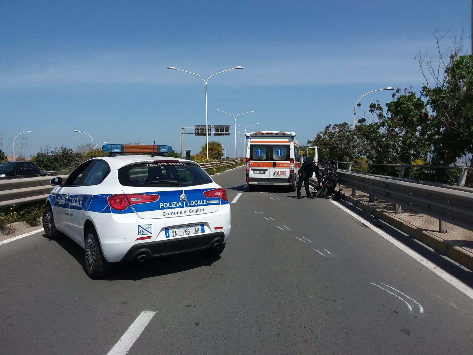 Asse mediano, 22enne cagliaritano perde il controllo della Honda e striscia per 90 metri: salvo per miracolo