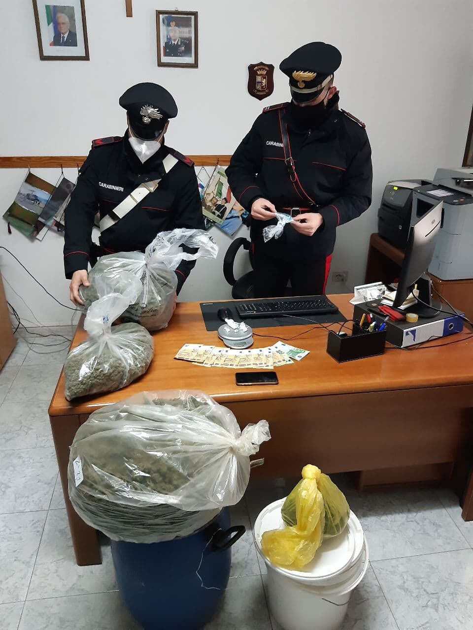 Sardegna, cinque chili di marijuana nel locale: in manette pizzaiolo