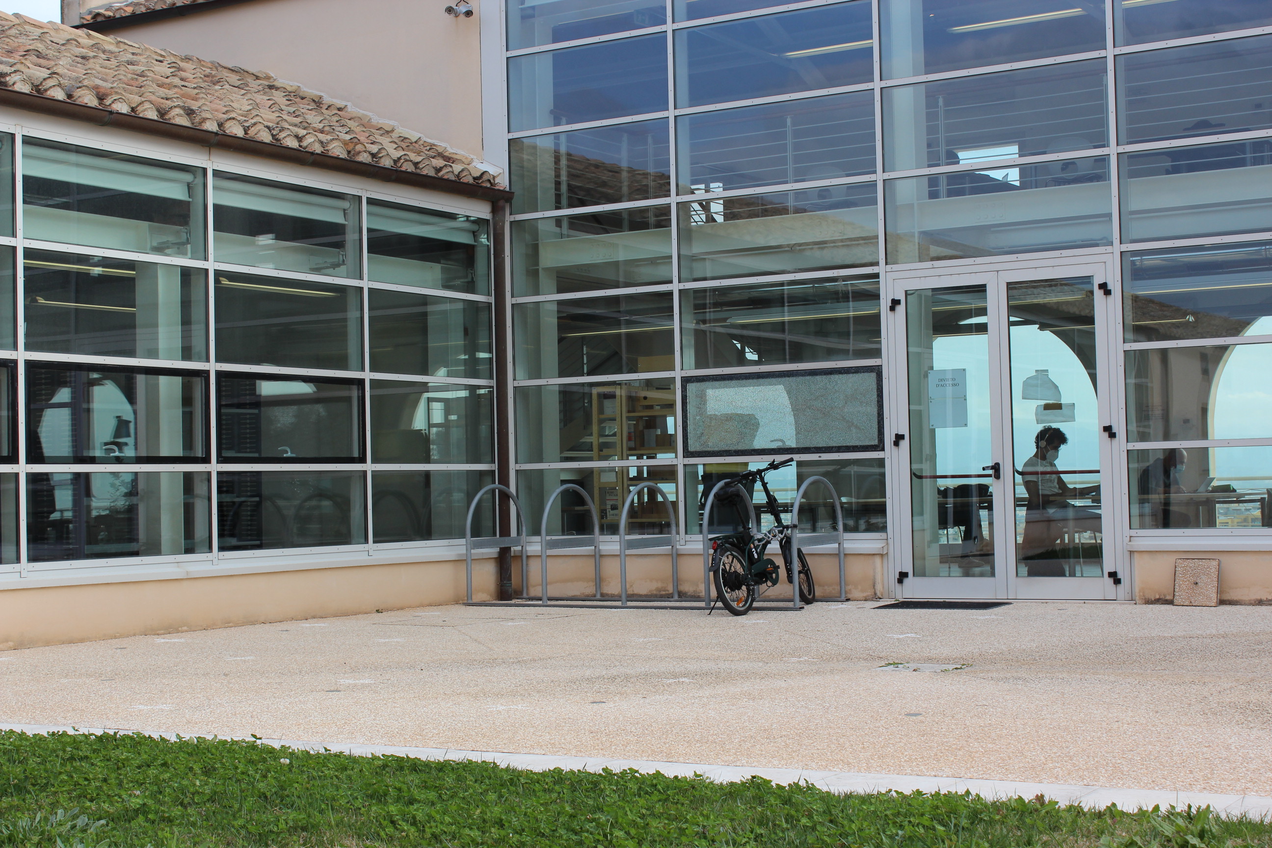 Biblioteca Metropolitana a prova di pedoni e ciclisti: nuove luci negli accessi e rastrelliera custodita