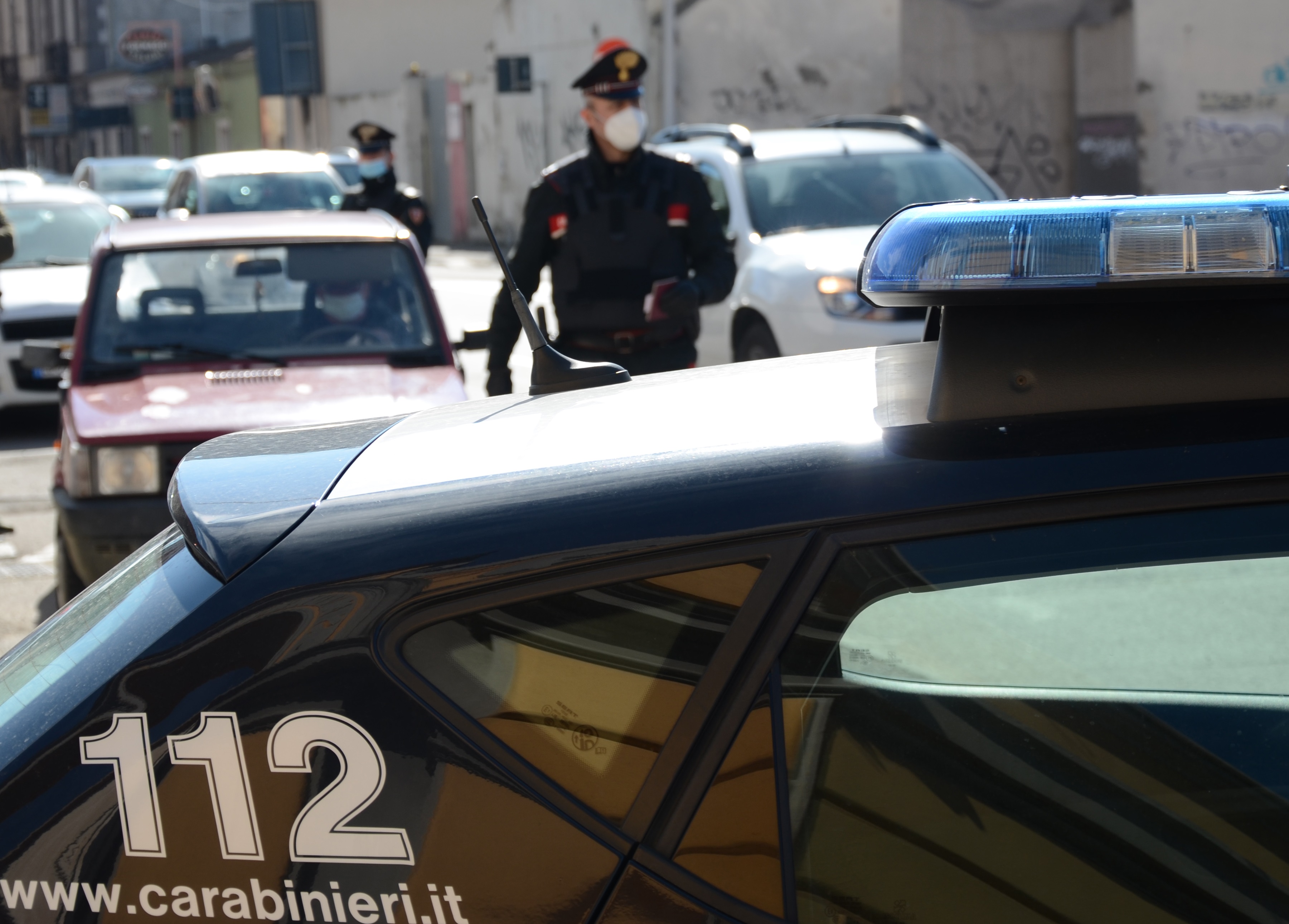 Cagliari, trova il ladro nel cortile di casa: la colluttazione, poi la fuga e l’arresto