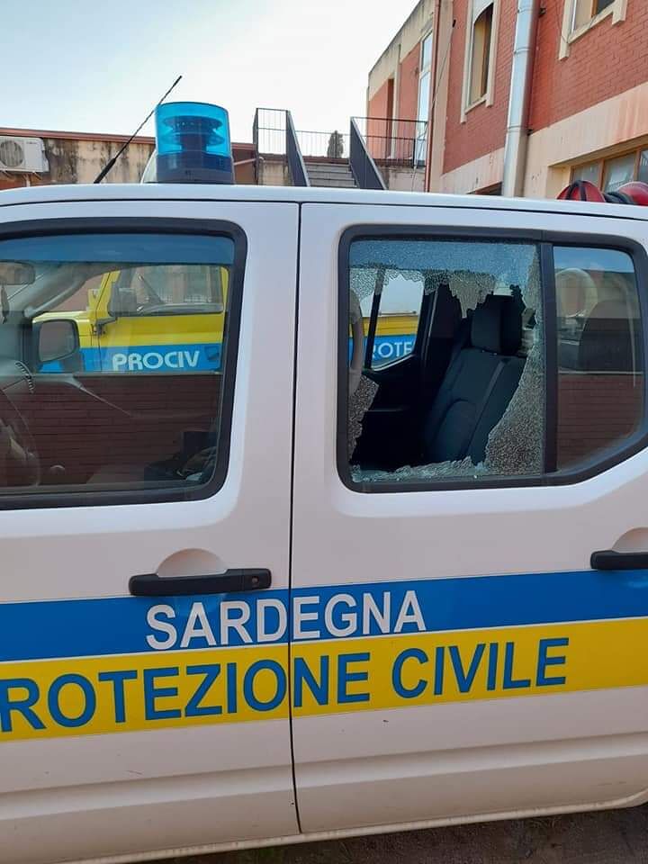 Nuxis, “distrutto a picconate il vetro dell’auto della Protezione Civile: atto vile”