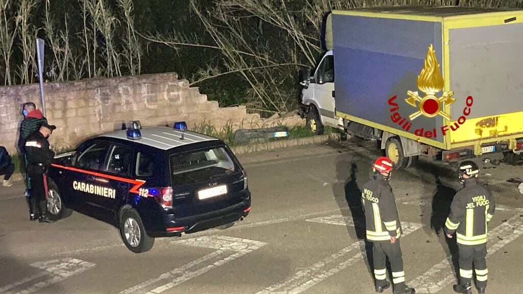 Dramma a Milis, schianto auto-furgone: muore un 41enne