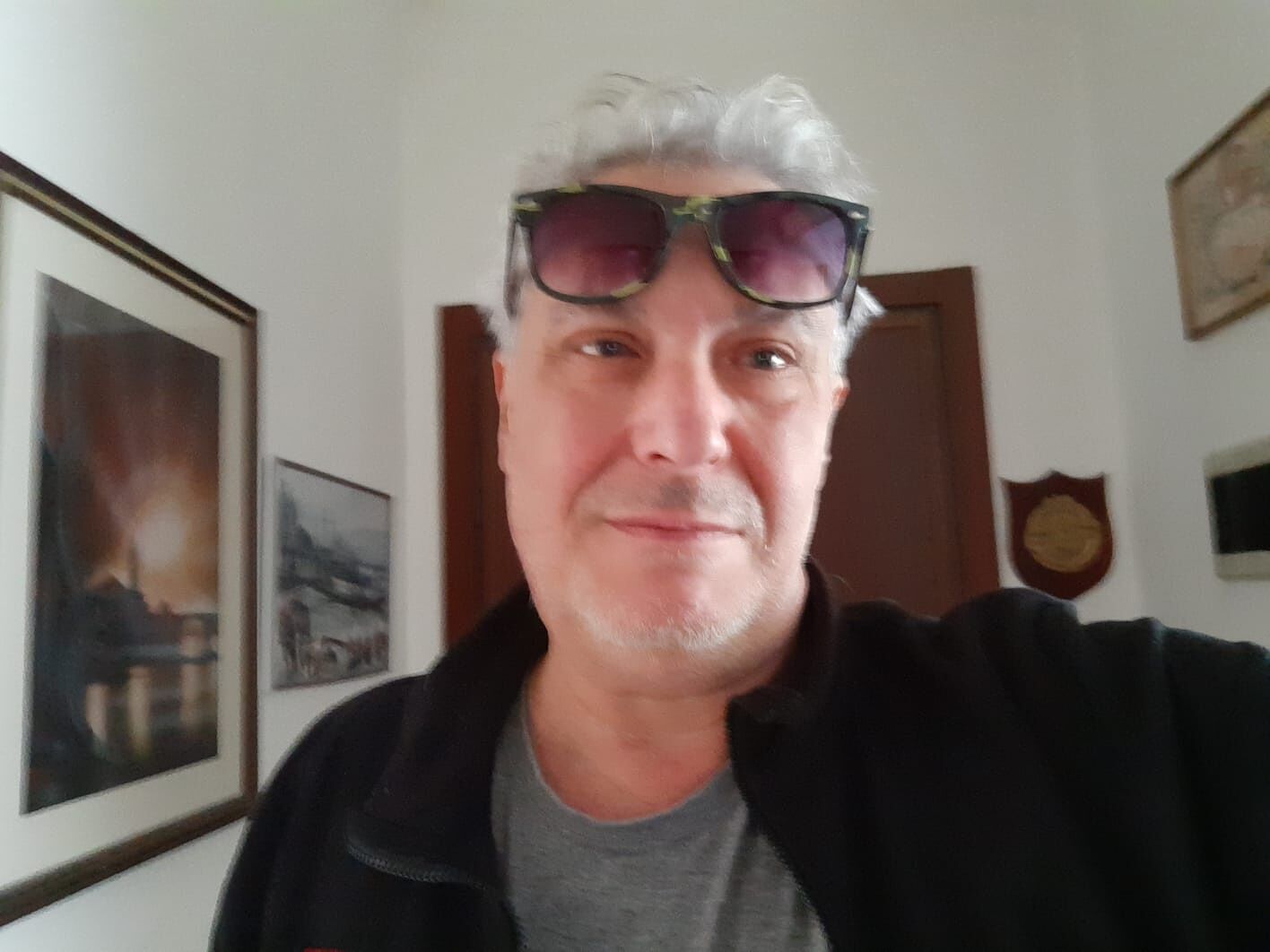 Lancia un appello a Radio Casteddu e ritrova la sua ex fidanzata sarda dopo 40 anni