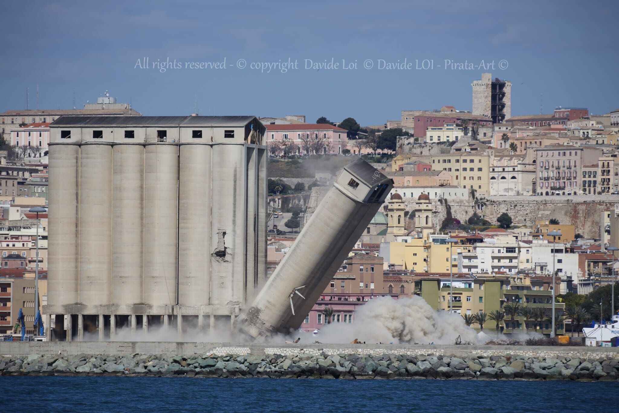 Giù con la dinamite tre silos del porto di Cagliari: maxi esplosione, poi il nuvolone di polvere (VIDEO)