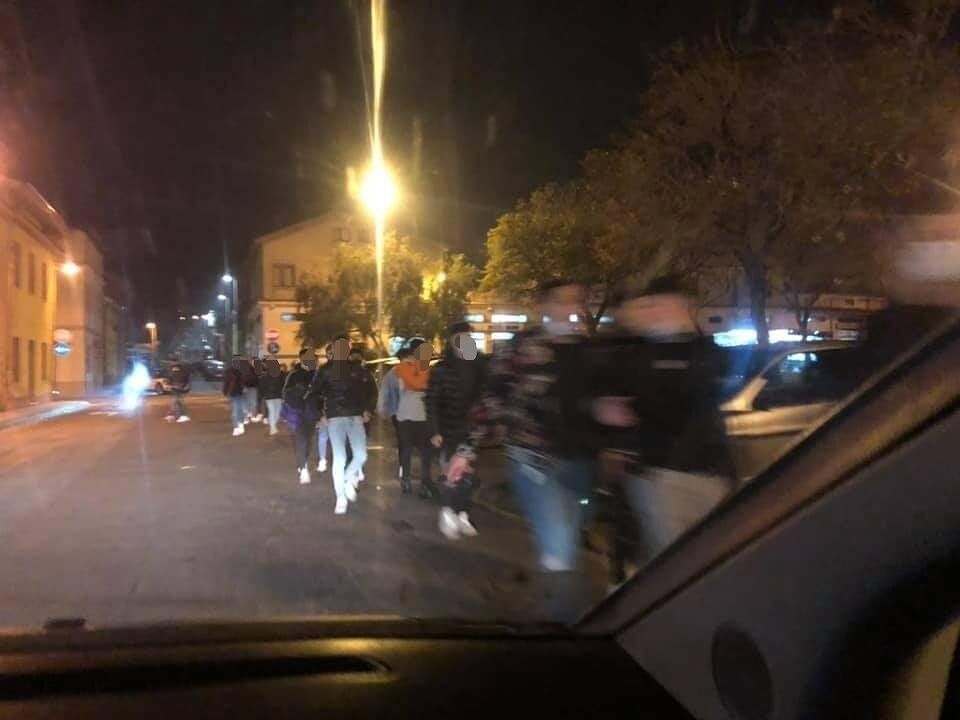 Difende un giovane dal branco a Guspini, le mamme lo insultano sui social: “E’ esibizionismo”