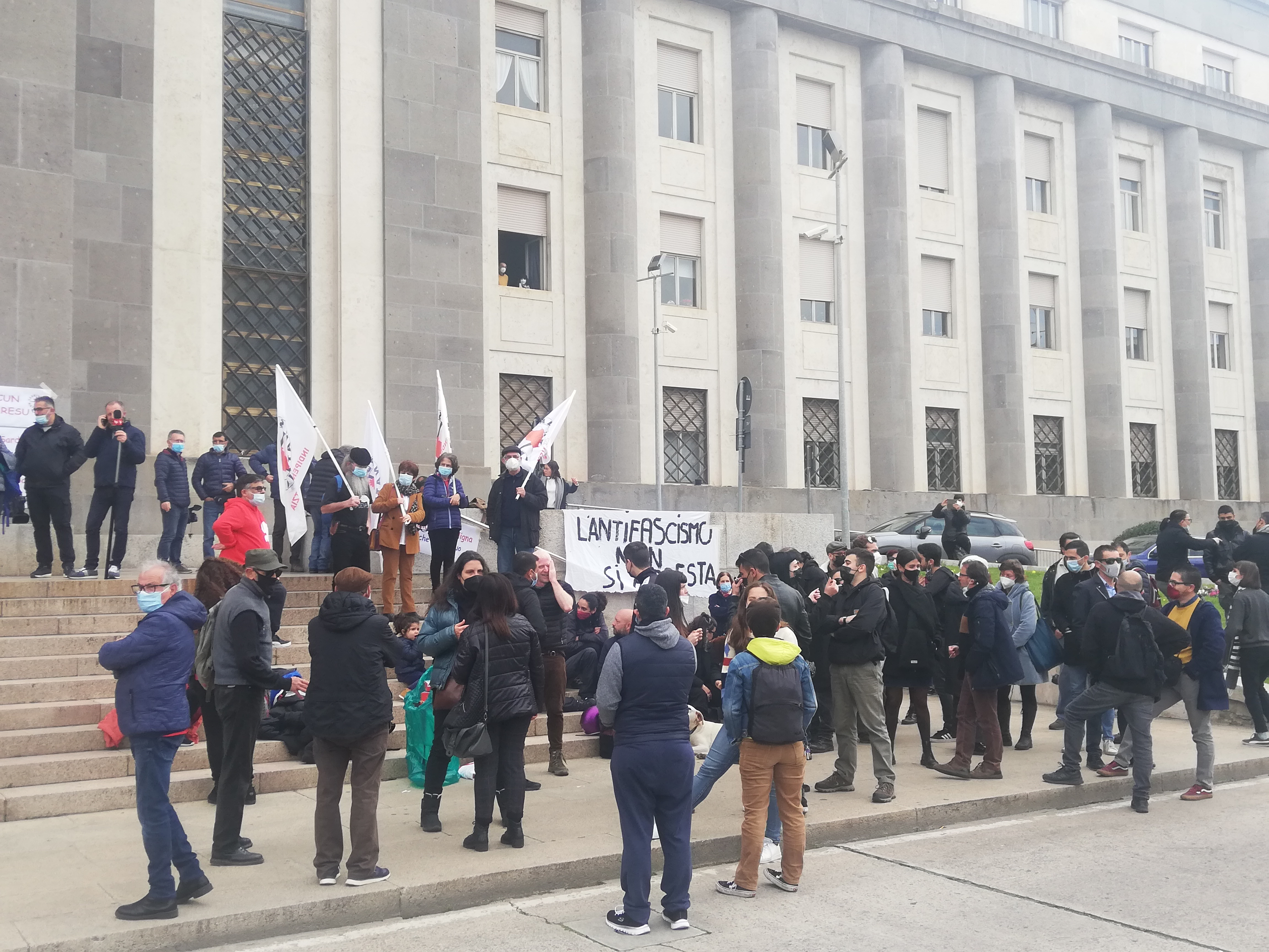 Salvini a Cagliari, proteste fuori dal tribunale: “L’antifascismo non si arresta”