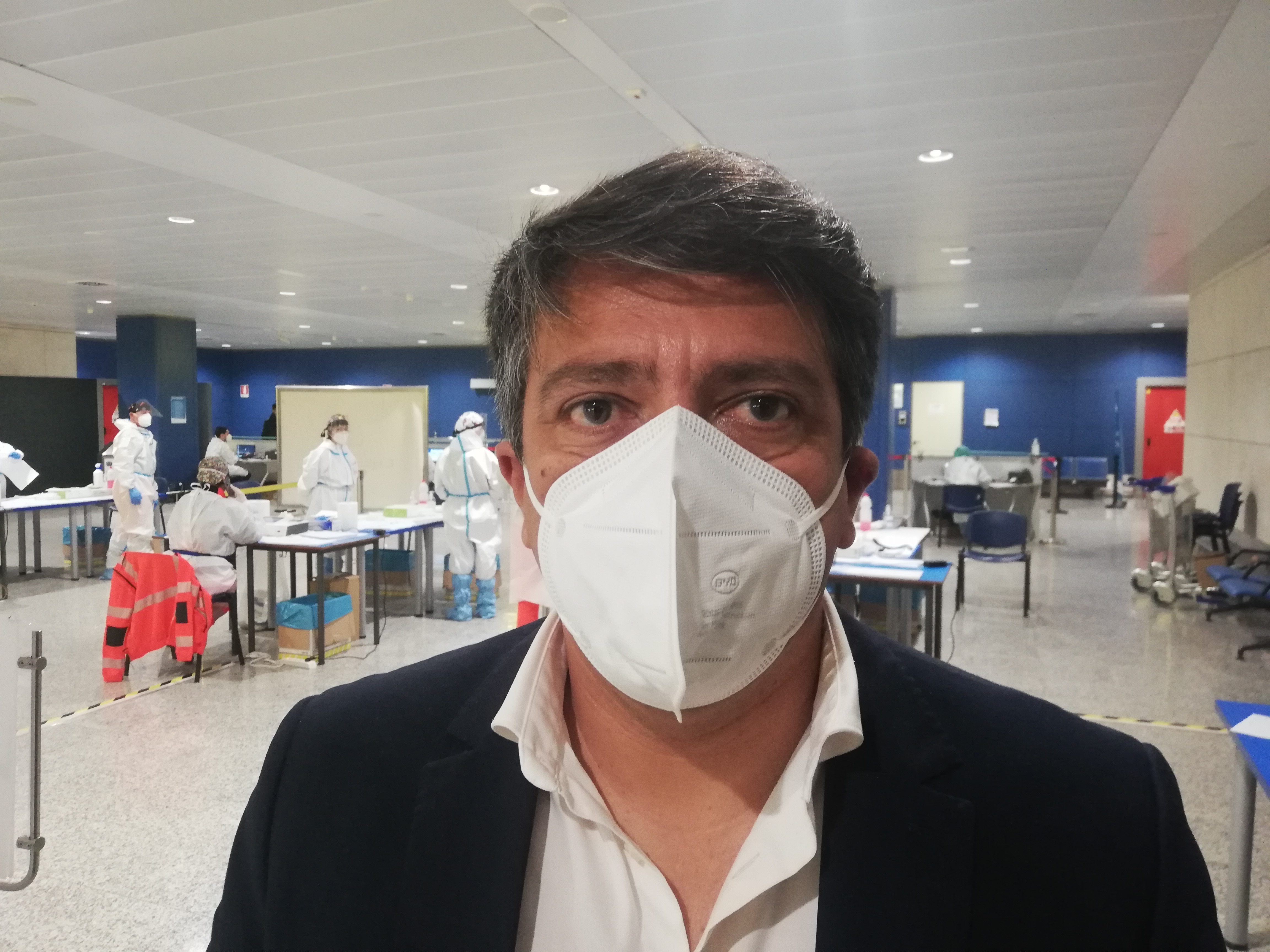 Elmas, all’aeroporto anche i forestali per controllare chi sbarca: “Prendiamo tutti i dati”