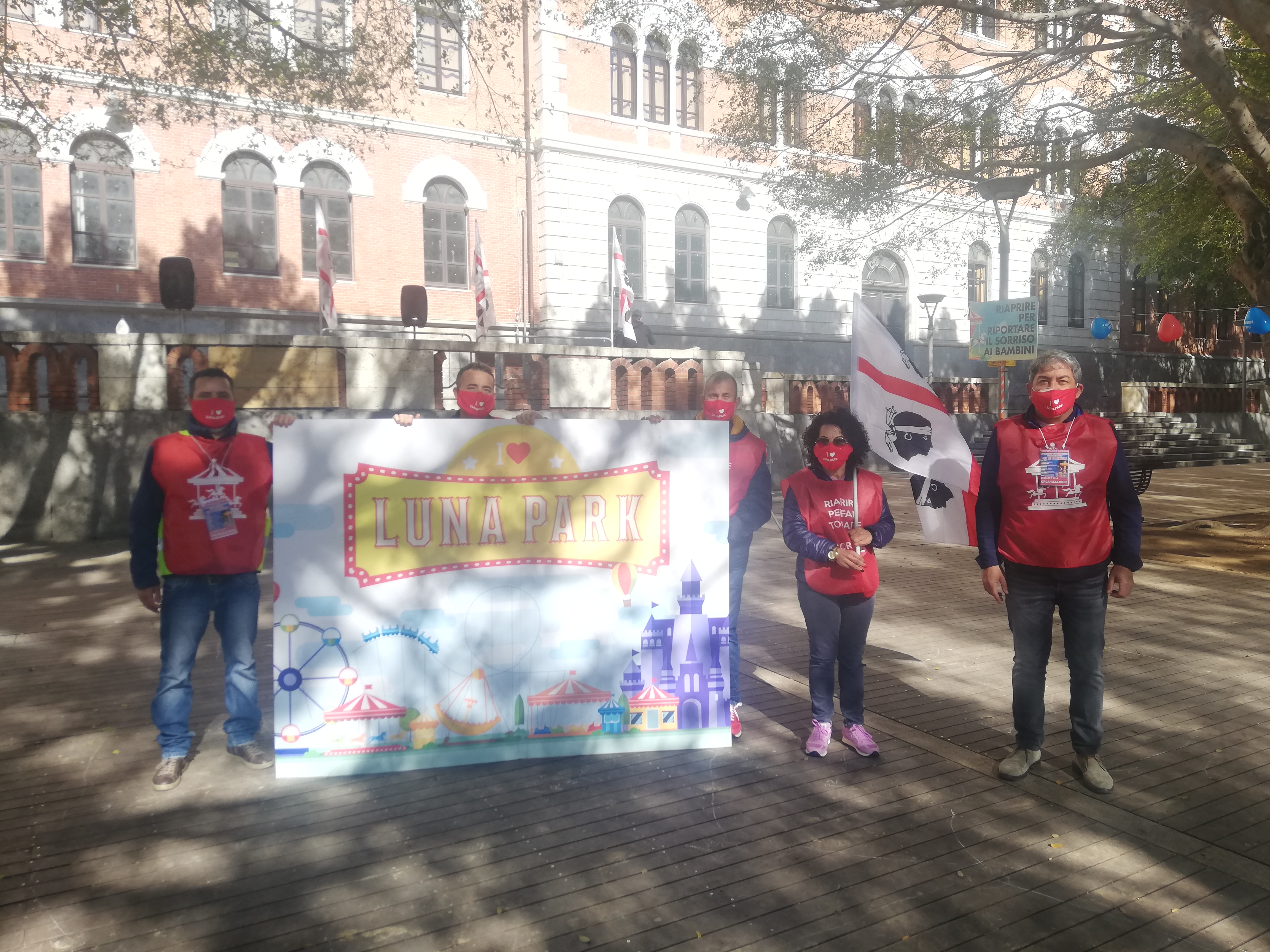 Cagliari, la disperazione dei giostrai: “Fermi da un anno, il virus ha spento la nostra felicità”