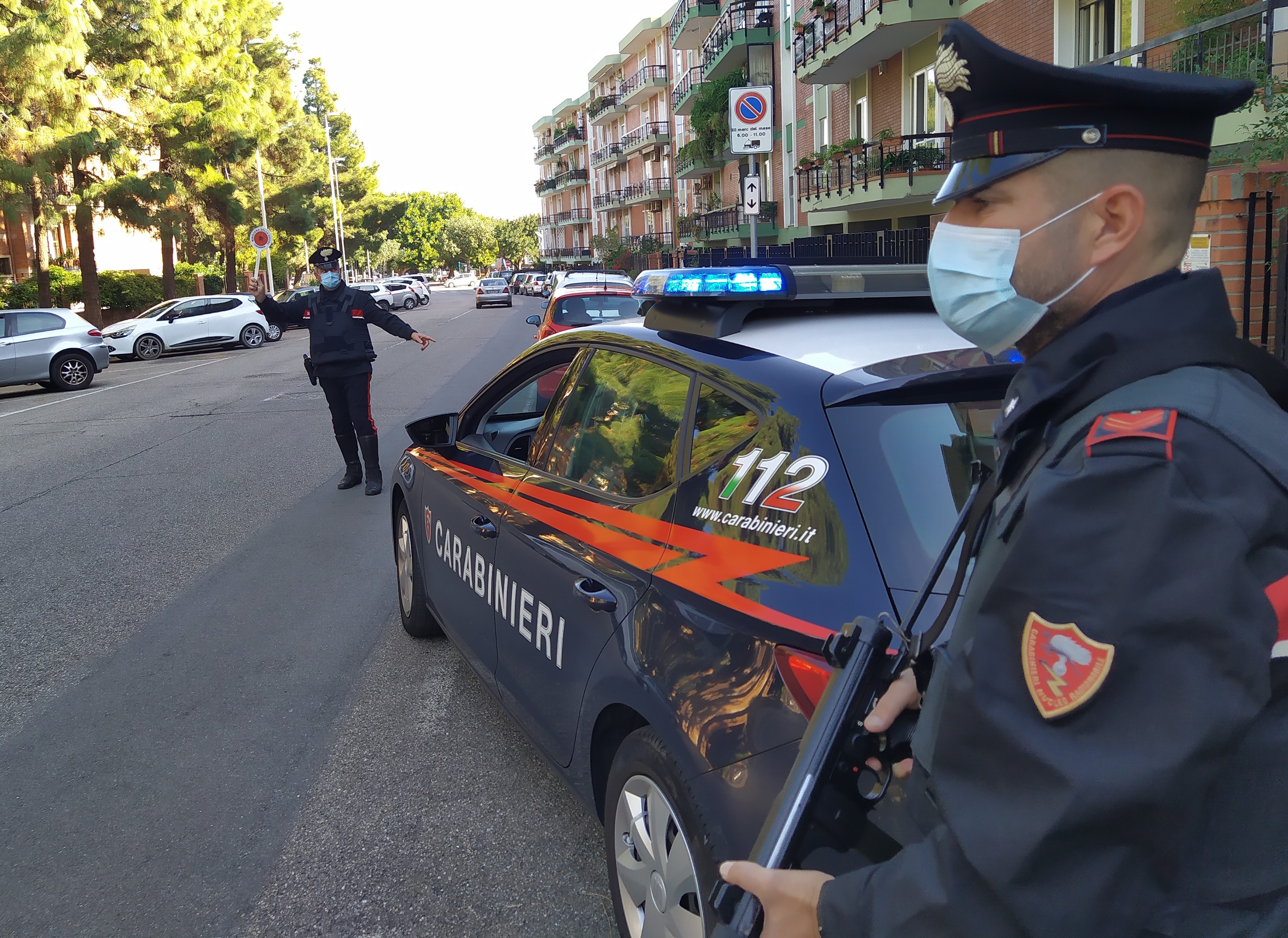 Quartu, in giro oltre l’orario consentito e con due coltelli: denunciato e sanzionato un 31enne