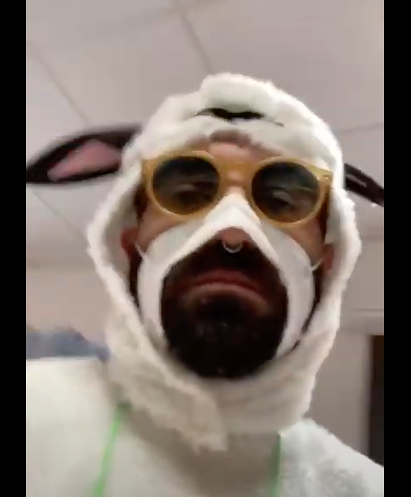 “Negazionista” vestito da pecora multato a Sarroch: è un operaio di 35 anni