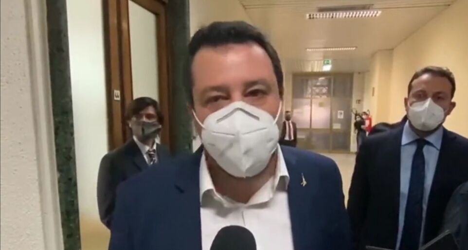 Cagliari, Salvini 40 minuti in tribunale: il leader della Lega a pranzo con Solinas
