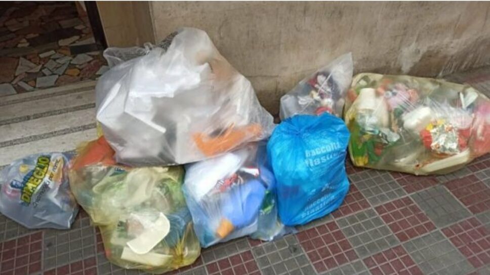 Spazzatura a Cagliari, i residenti di Villanova a Radio Casteddu: “Buste in strada per giorni”