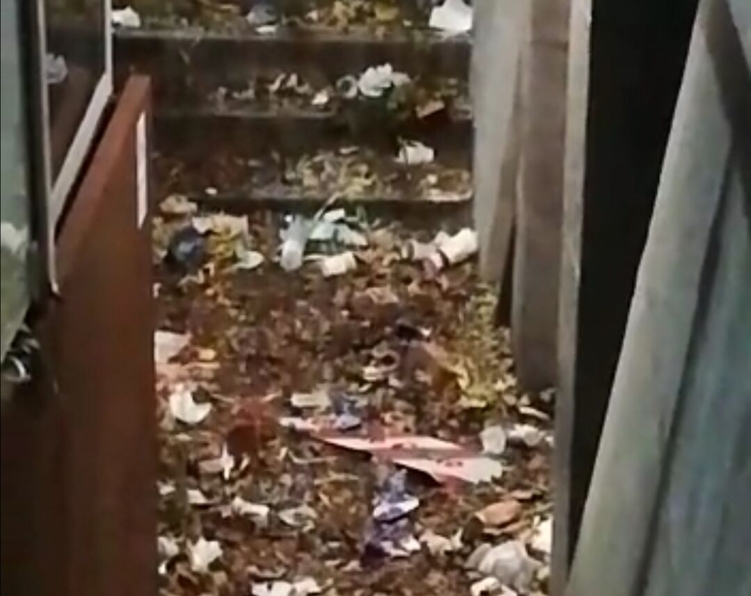 Cagliari, “In piazza Garibaldi bagni pubblici chiusi e trasformati in discarica”