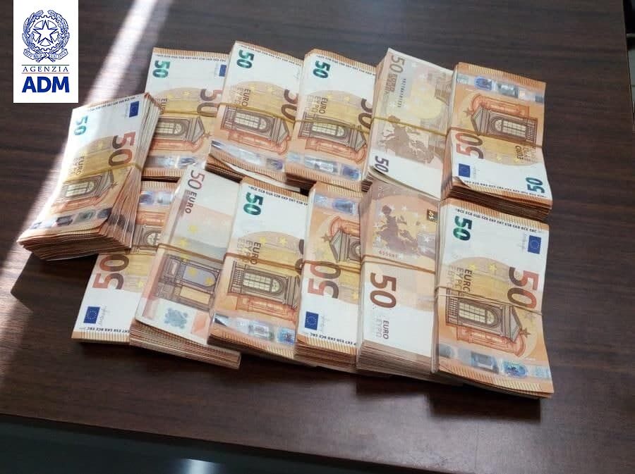 Olbia, passeggera tedesca fermata con 16 mila euro non dichiarati nel bagaglio