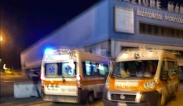 Cagliari, la baby movida del sabato sera al porto: musica, alcol, droghe e assembramenti senza mascherina
