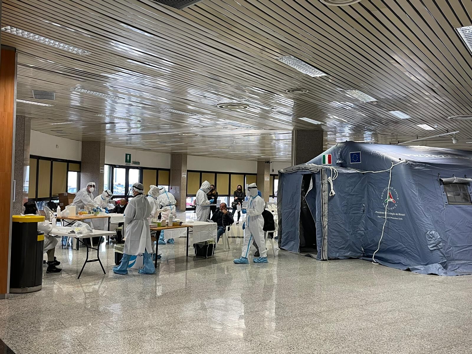 Turisti sbarcati senza controlli in Sardegna, è rivolta: “Solinas, vieta le seconde case come la Valle d’Aosta”