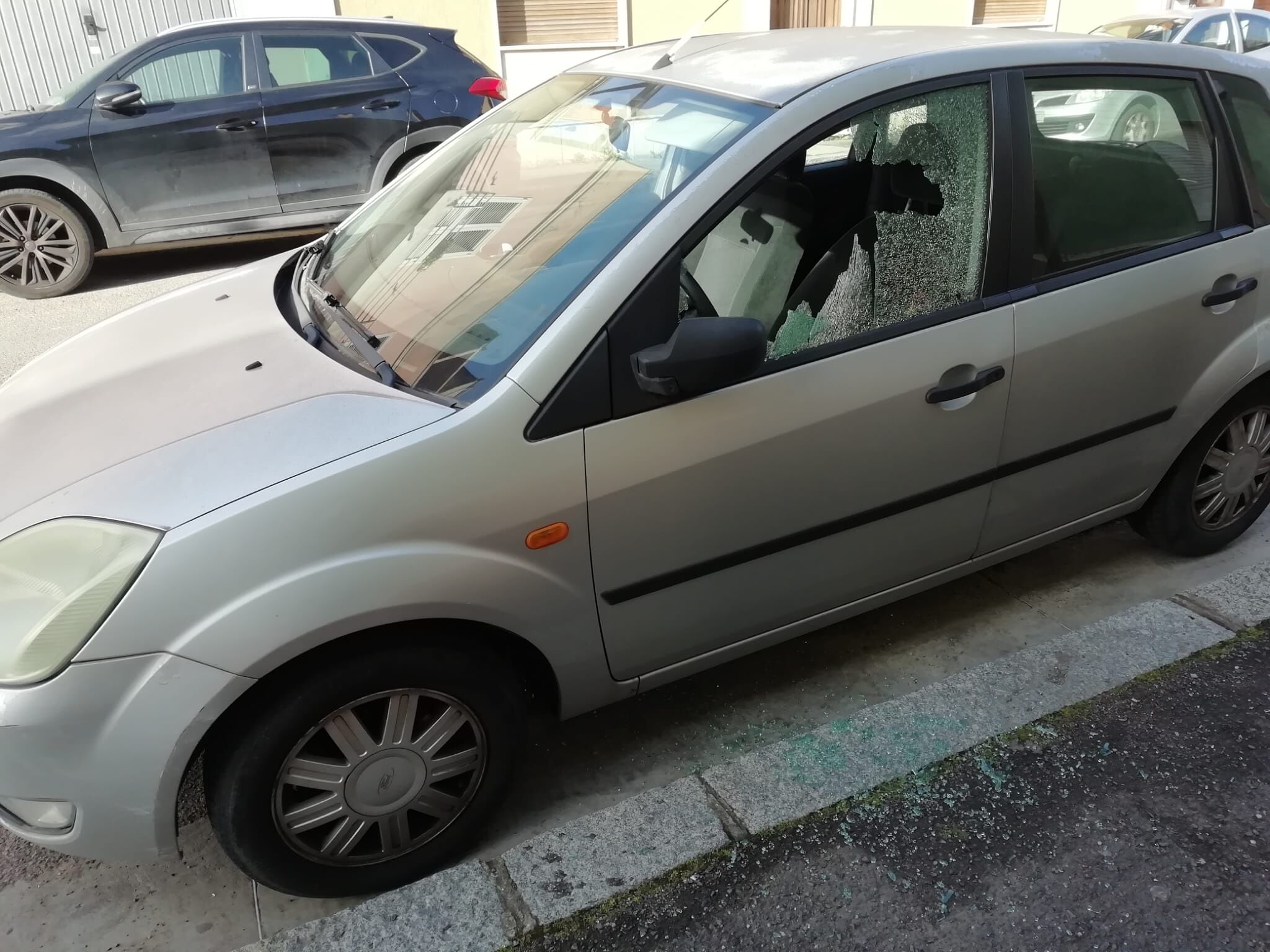 Raid vandalico a Monserrato, la rabbia di una baby sitter: “Anche la mia Ford distrutta, finestrino in frantumi”