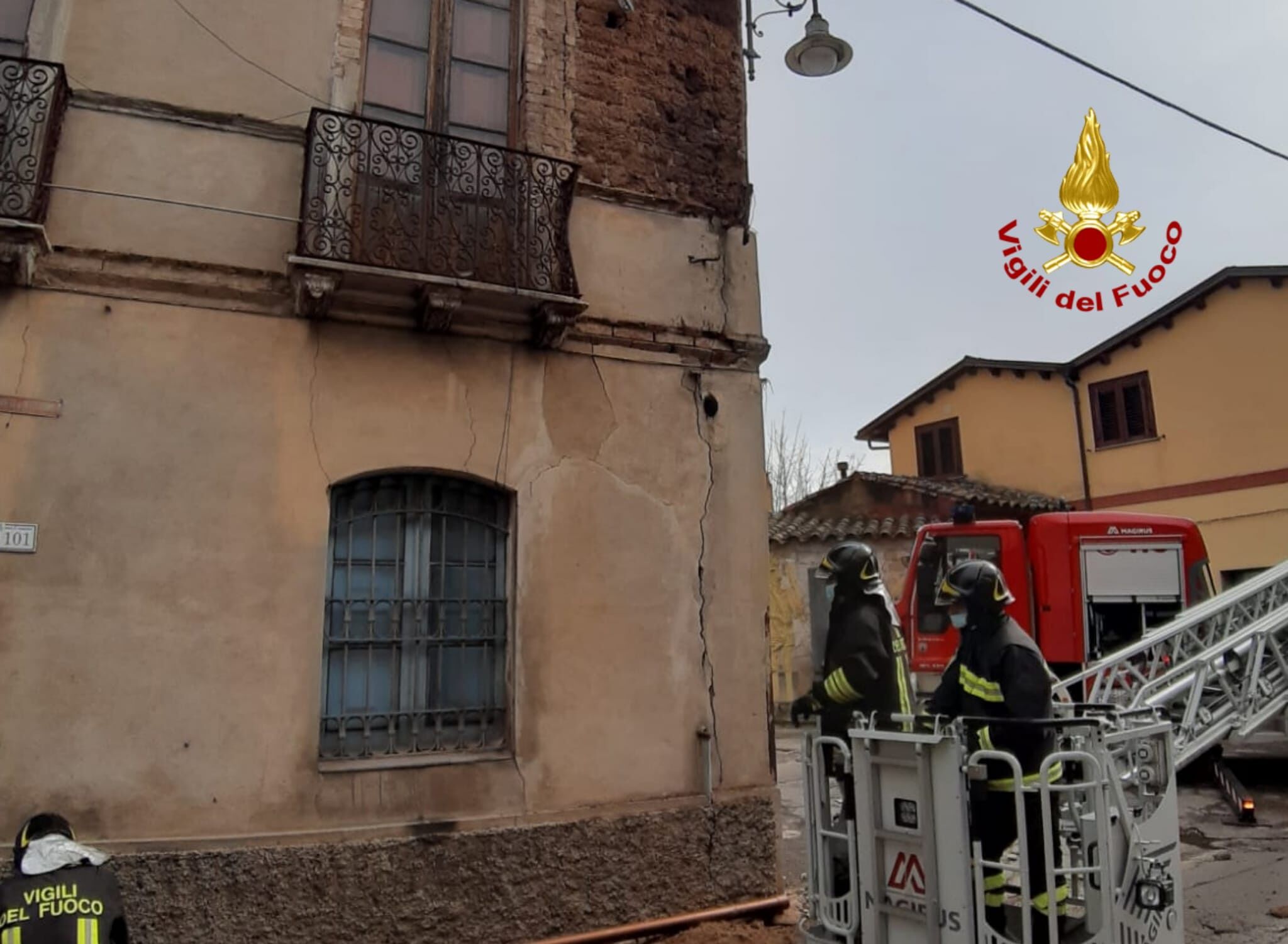 Paura a Serramanna, crolla la facciata di una palazzina in via Roma