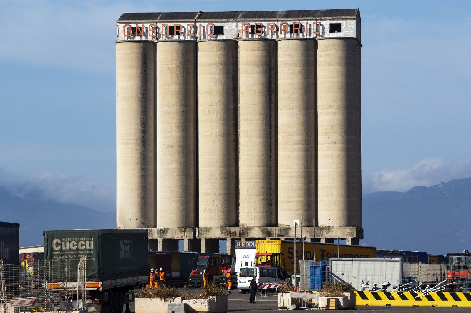 Oggi il probabile addio ai silos del Consorzio Agrario, l’idea: “Salviamo le lettere sul tetto”