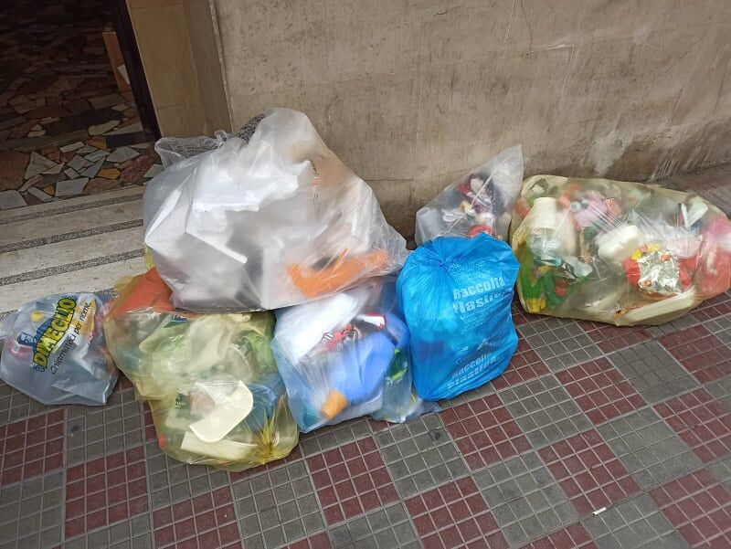Cagliari, decine di sacchi pieni di plastica non ritirati: “invasione” di spazzatura in pieno centro