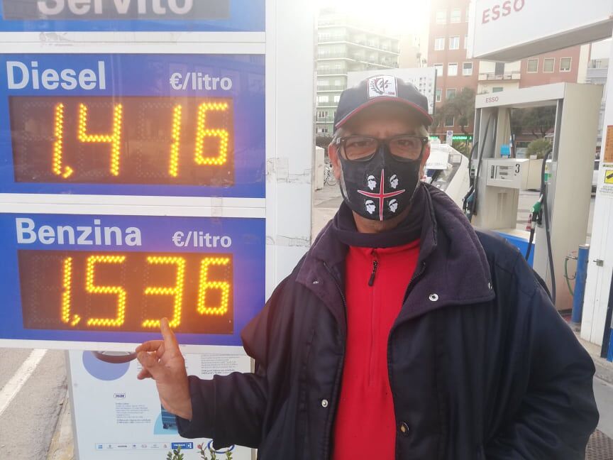 Cagliari, benzina a peso d’oro: “Anche 1,53 al litro, il prezzo sale giorno dopo giorno”
