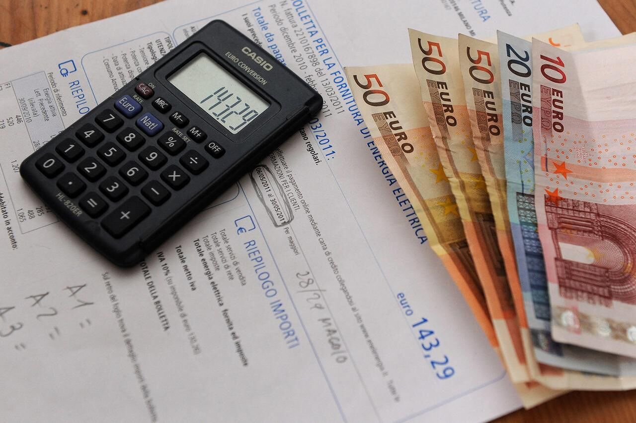 Mazzata in bolletta, il virus non ferma i rincari: aumentano luce e gas