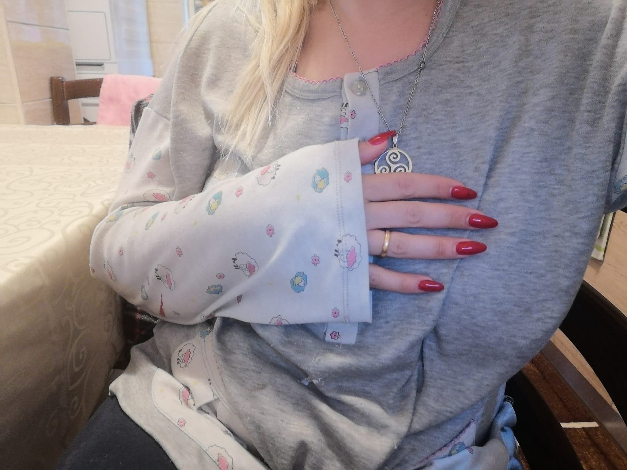 Minorenne bullizzato e picchiato a Cagliari, la madre: “Ha lividi alle gambe e un occhio gonfio”