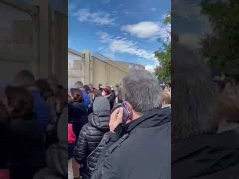 Cagliari, la bufala su Whatsapp scatena il caos alla Fiera: assembramenti nell’area dei vaccini (VIDEO)