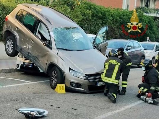 Cagliari, Fiesta contro una Tiguan che va in testacoda: tre feriti in ospedale dopo il rocambolesco scontro (VIDEO)