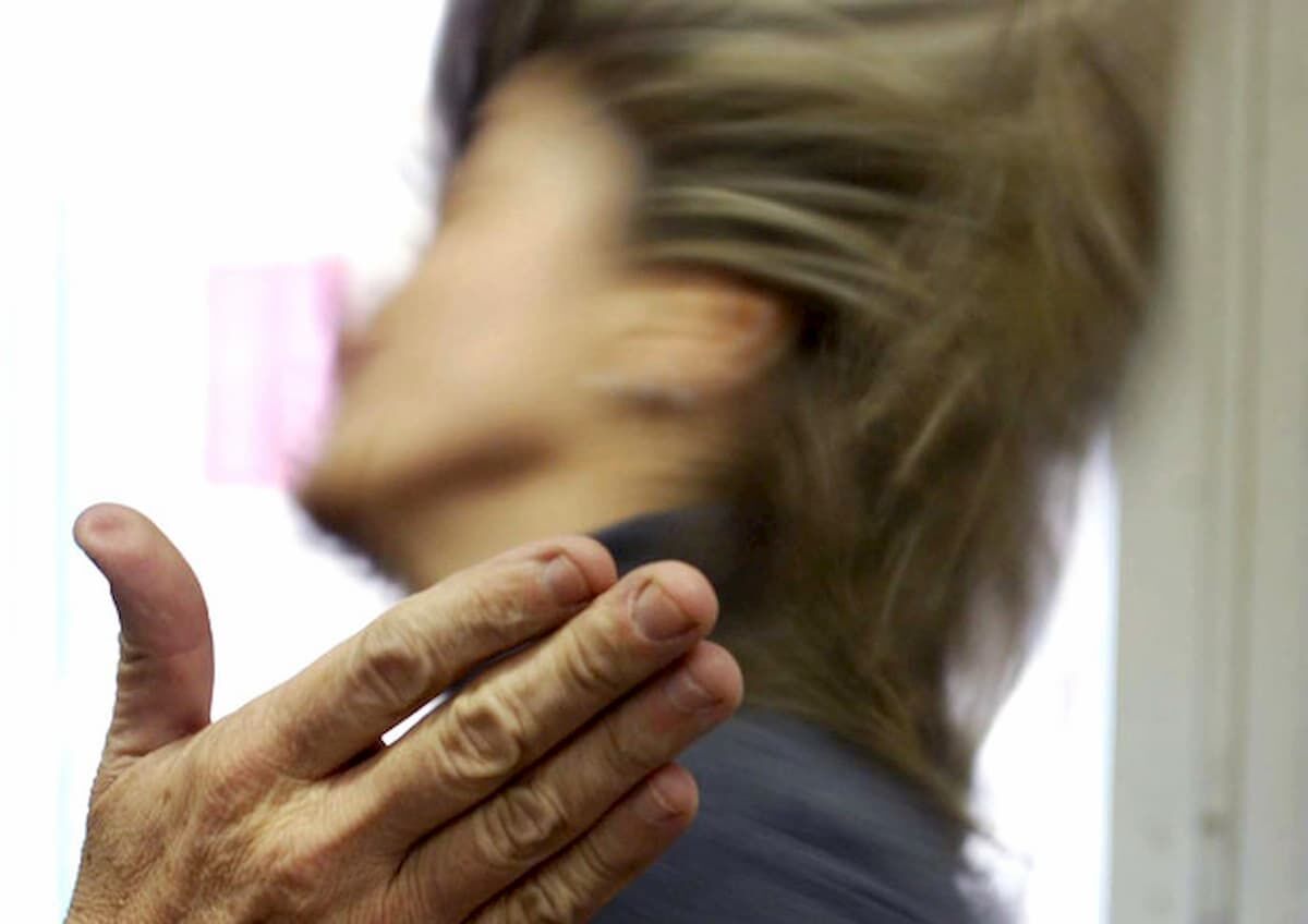 Cagliari, minaccia e picchia la coinquilina per otto mesi: uomo violento “bloccato” dalla polizia