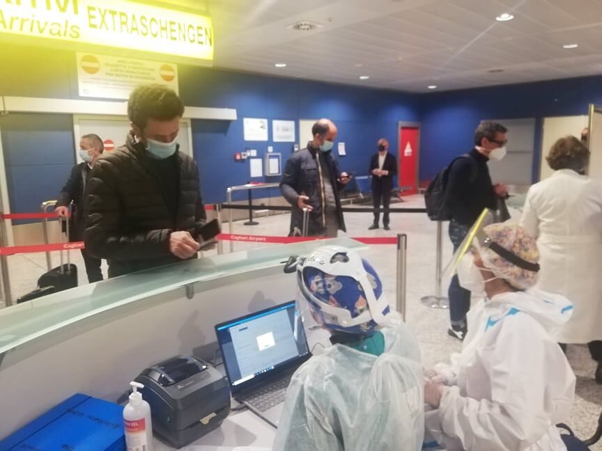 Test anti Covid gratis all’aeroporto di Elmas, centinaia di passeggeri ne approfittano: “Non abbiamo il certificato di negatività”