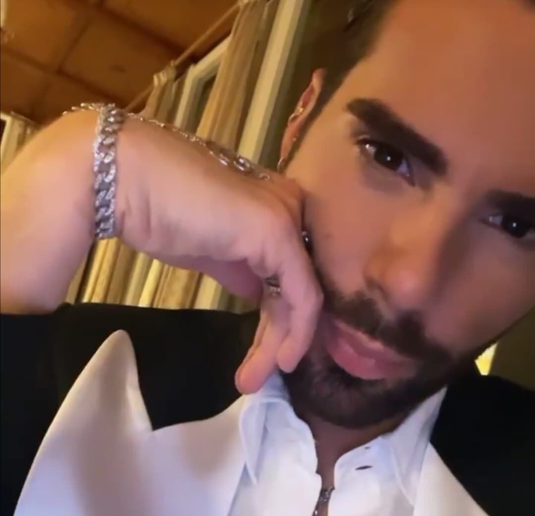 Federico Fashion Style parcheggia l’auto davanti al commissariato di Alghero: “È custodito, grazie alla polizia”