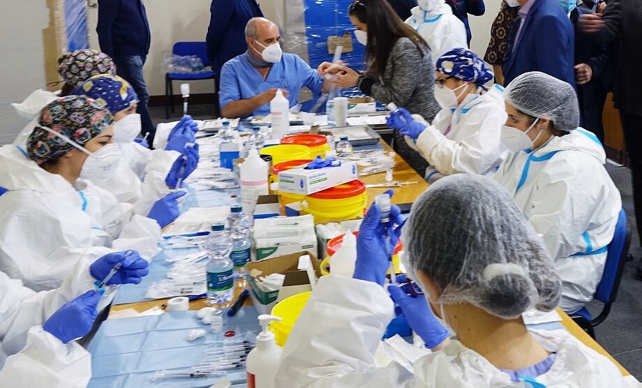 Fiera di Cagliari, stop ad Astrazeneca: bloccate centinaia di persone in fila per il vaccino