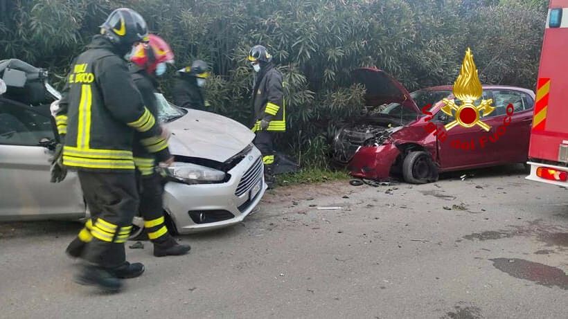 Brutto incidente stradale a Iglesias: scontro frontale, due persone estratte dalle lamiere