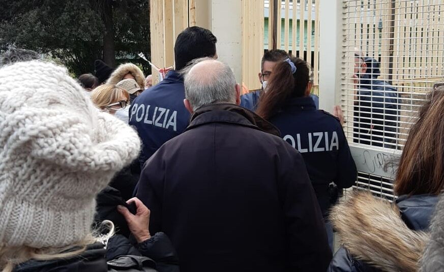 Cagliari, vaccini anche ai prof non convocati: caos alla Fiera con centinaia di persone in fila